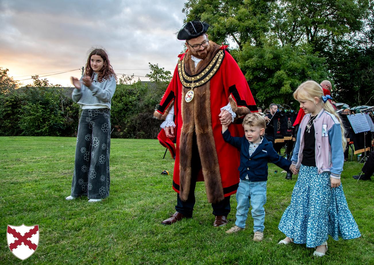 The Mayor dances with his children and a volunteer