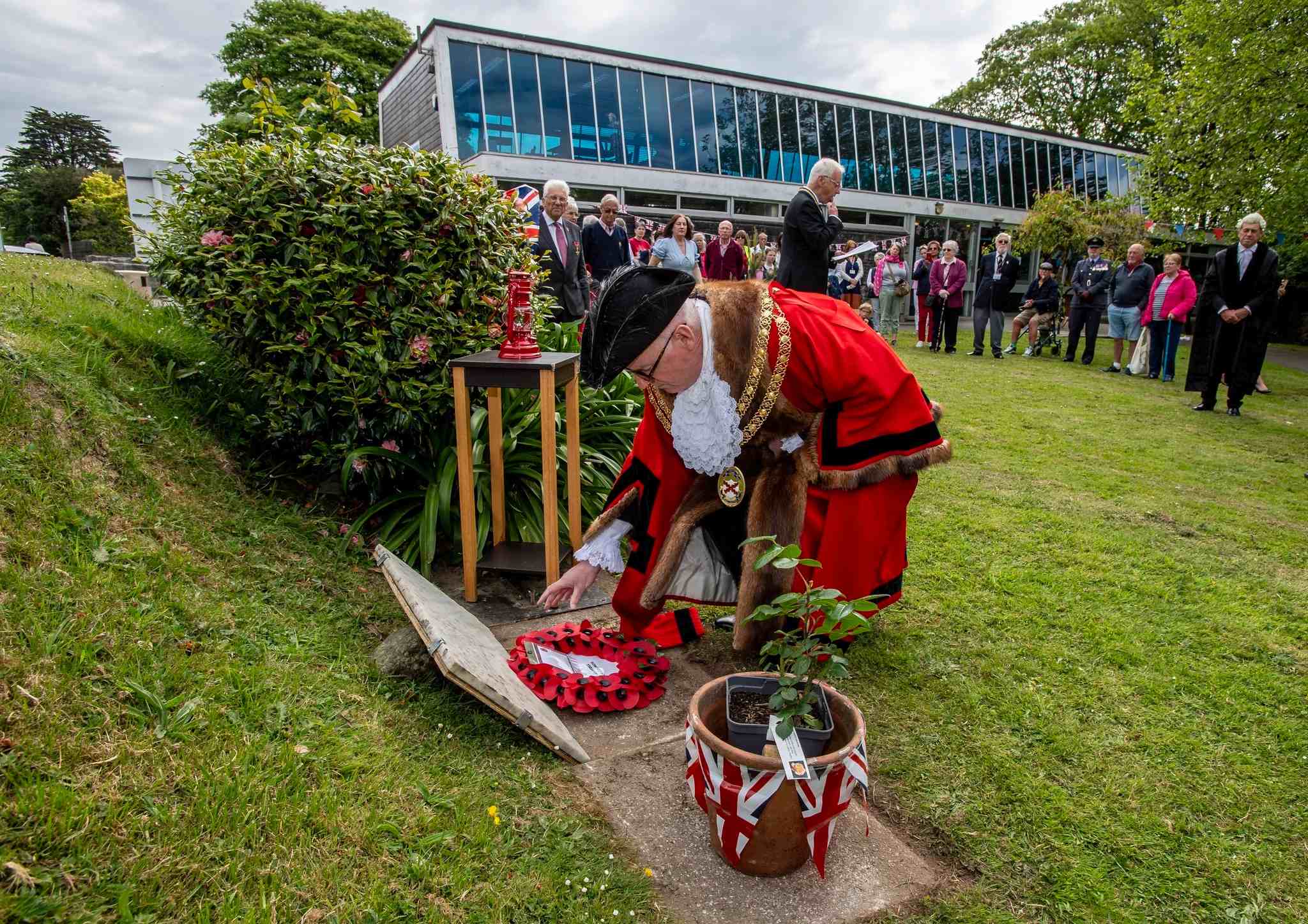 Mayor Julian Young lays a wreath at the 2025 VE Day service