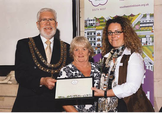 mayor with the winner of the its your neighbour award