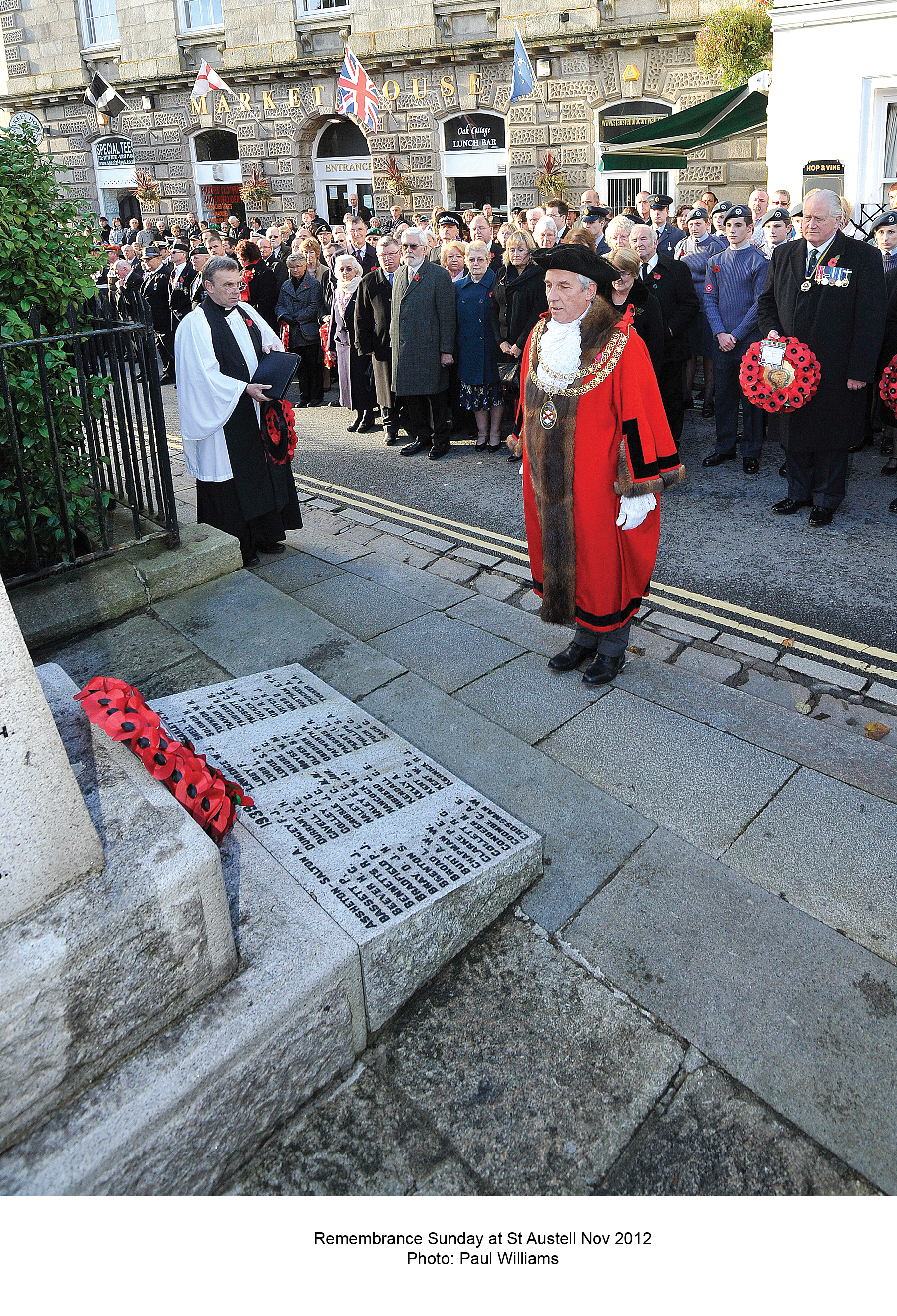 Mayor John Keast OBE lays a wreath at the 2012 Remembrance Day Parade