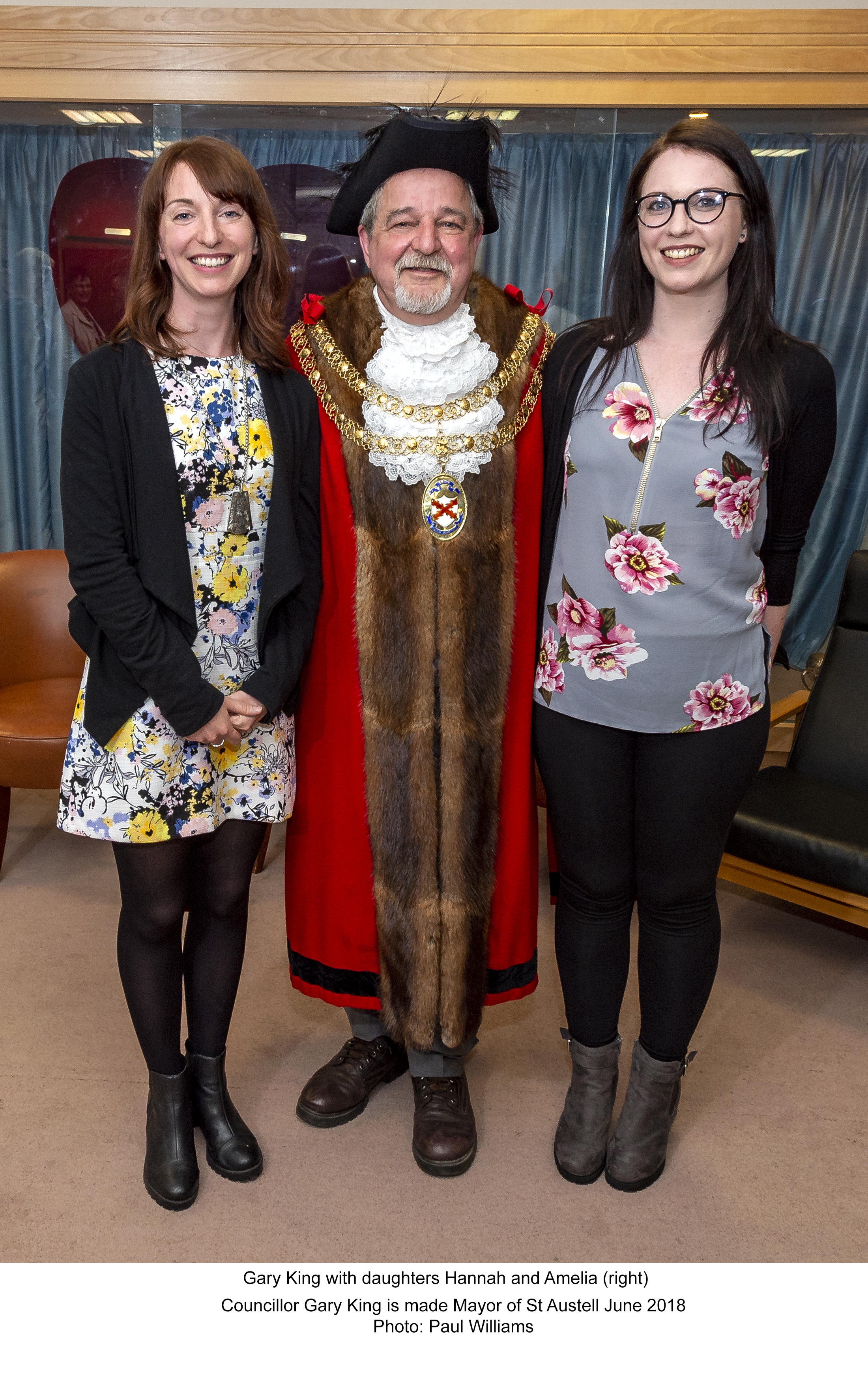 Mayor Gary King with his daughters