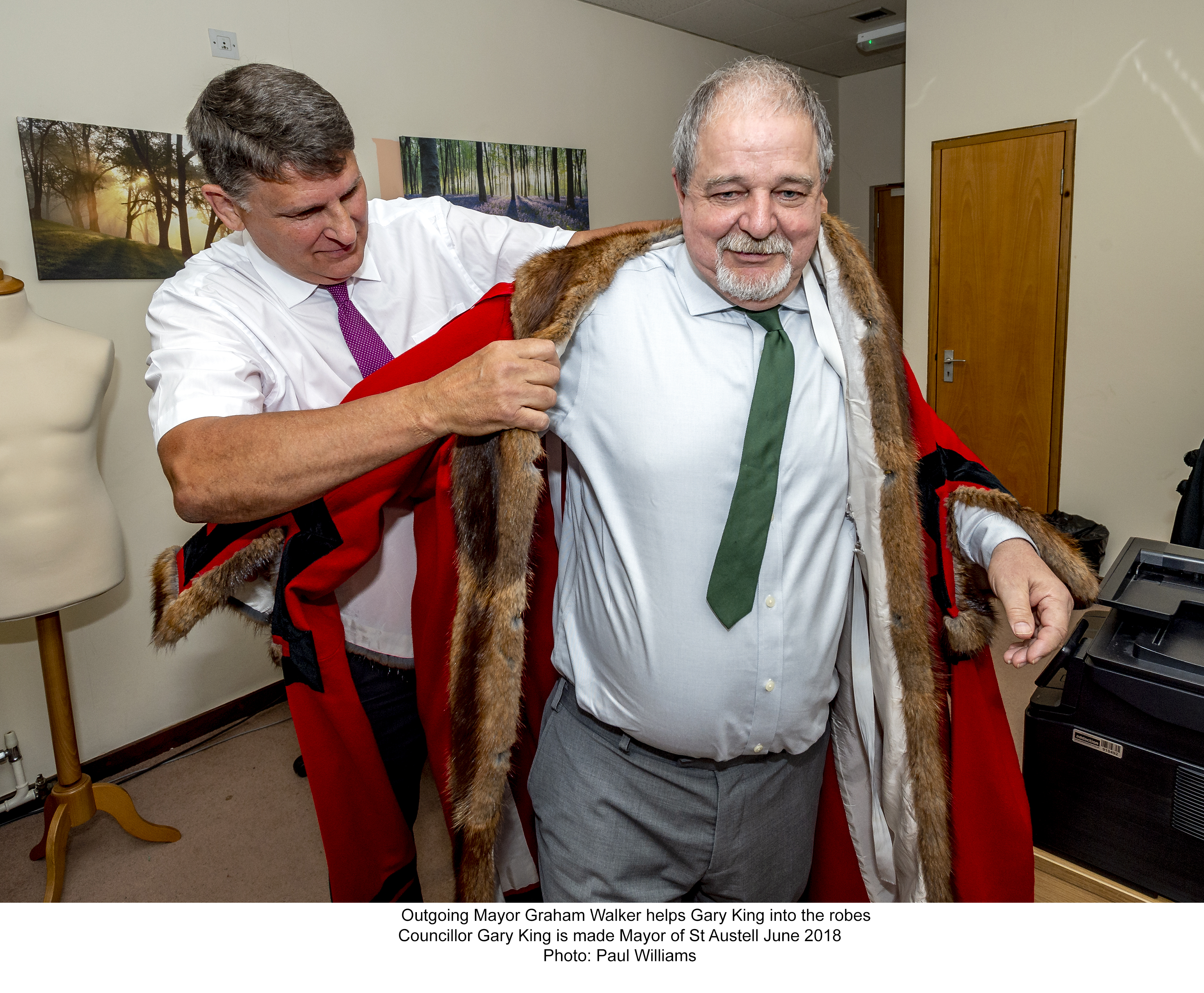 Mayor Gary King putting on the Mayoral Robes